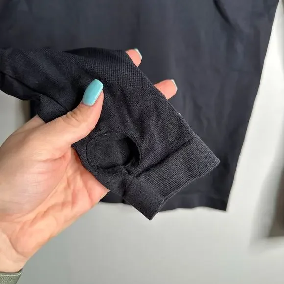 Oysho Black compression 1/4‎ zip pullover with thumb holes - Picture 3 of 5